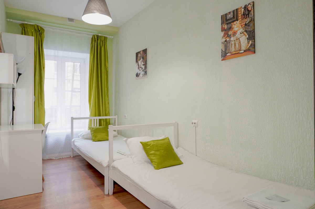 Гостевой дом в центре Санкт-Петербурга / Найсвилс. Фото — Отдельная комната с двумя одноместными кроватями. © nicehostelspb.com