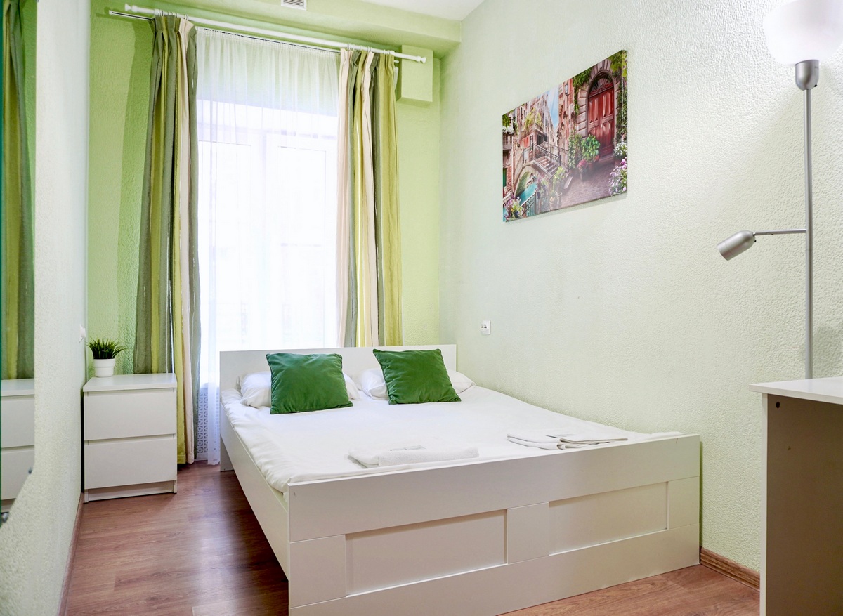 Гостевой дом в центре Санкт-Петербурга / Найсвилс. Фото — Отдельная комната с двухместной кроватью. © nicehostelspb.com